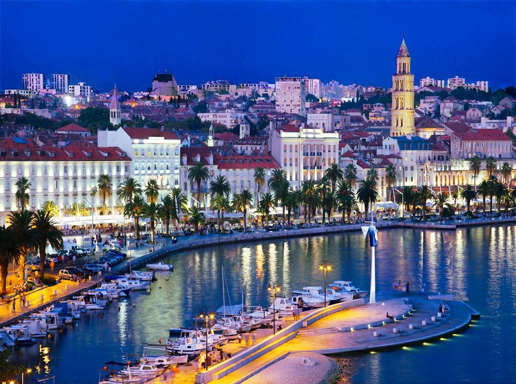 Die Stadt Split bei Nacht